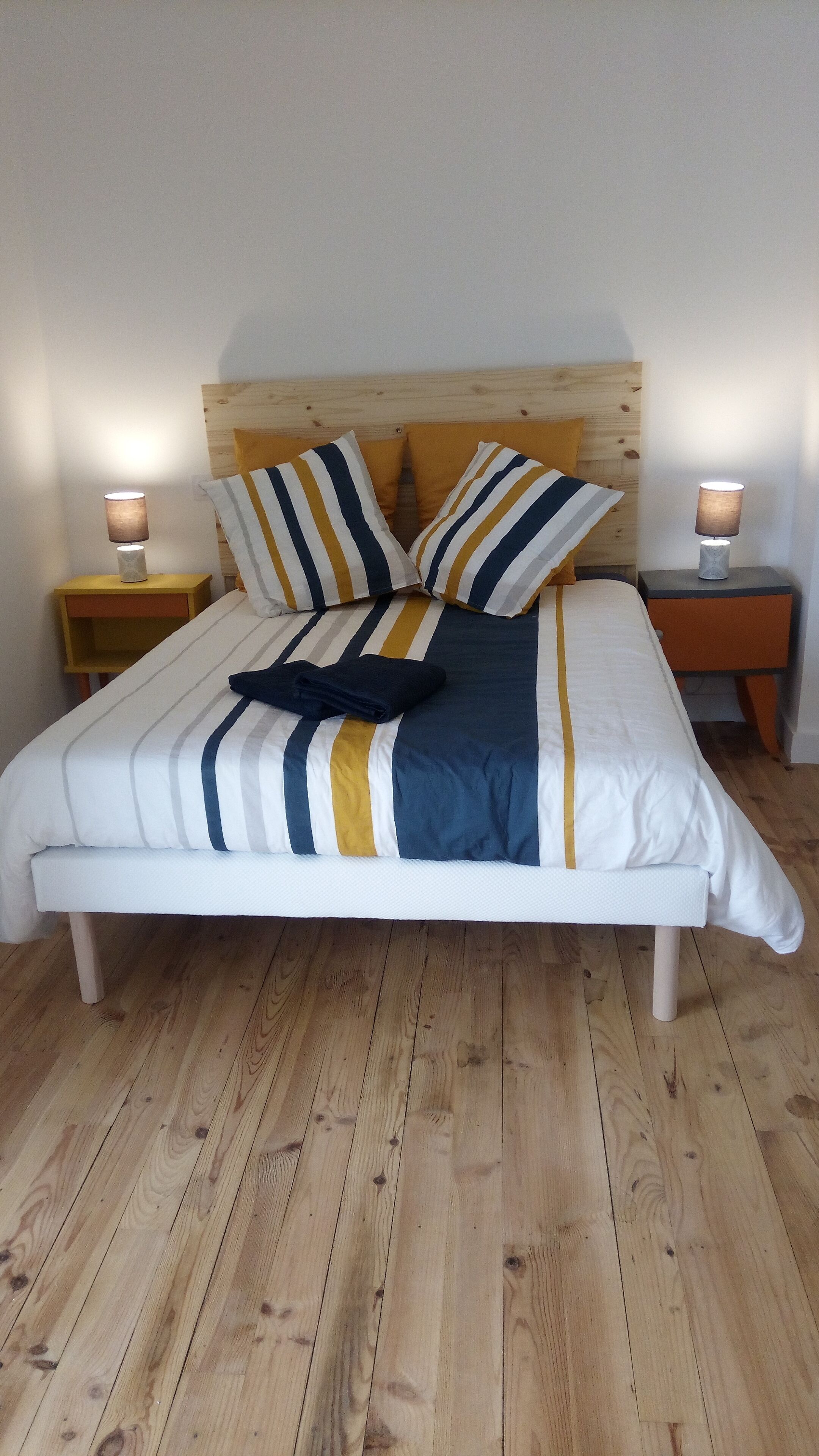 Chambre Double | Ameublement personnalisé, lit parapluie, Wi-Fi gratuit, draps fournis