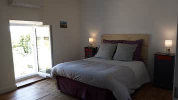 Individually furnished, travel cot, free WiFi, bed sheets