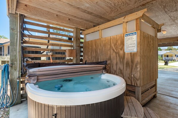 Outdoor spa tub