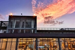 A hotel with a glass facade, a flat roof, and a view of the sky. - Zhangpu Emerald Seaview Hotel (Zhangpu)