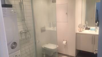 Douche, sĂšche-cheveux, serviettes fournies