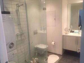 Dusj, hårføner og håndklær