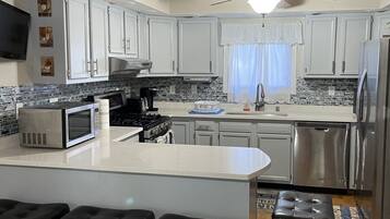 雪櫃、微波爐、焗爐、爐具