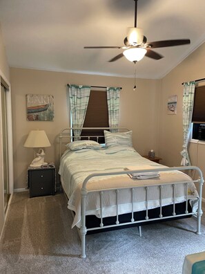 4 bedrooms, desk, iron/ironing board, travel cot