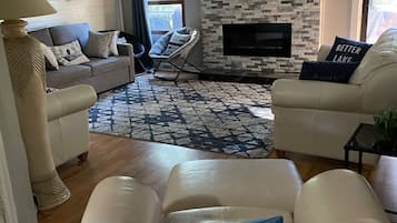 智能電視、壁爐、書籍