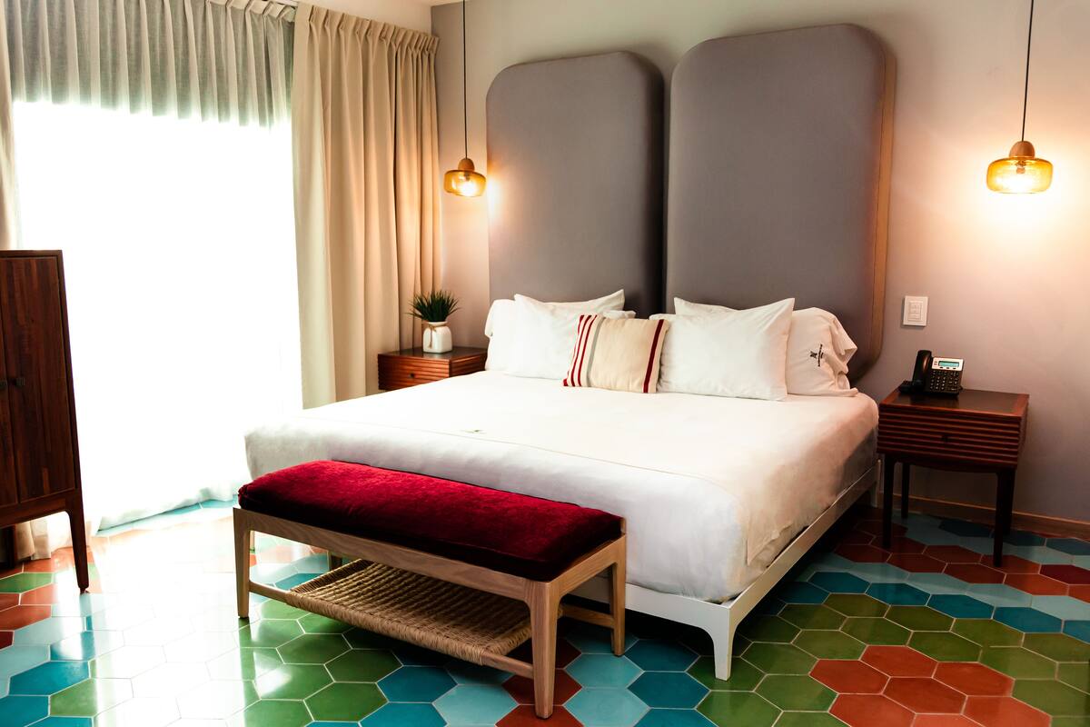 Habitación Premium | Ropa de cama de alta calidad, edredones de plumas, caja fuerte