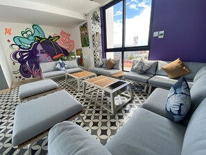 Televisor de 42 polzades amb canals digitals i serveis de streaming 