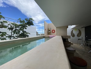 Outdoor pool, sun loungers - Hotel Autentico Vertical Playa Del Carmen (Playa del Carmen)