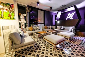 42-inch TV with digital channels, streaming services - Hotel Autentico Vertical Playa Del Carmen (Playa del Carmen)
