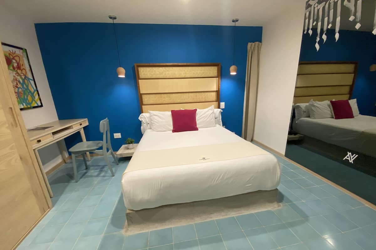 Habitación Deluxe | Ropa de cama de alta calidad, edredones de plumas, caja fuerte