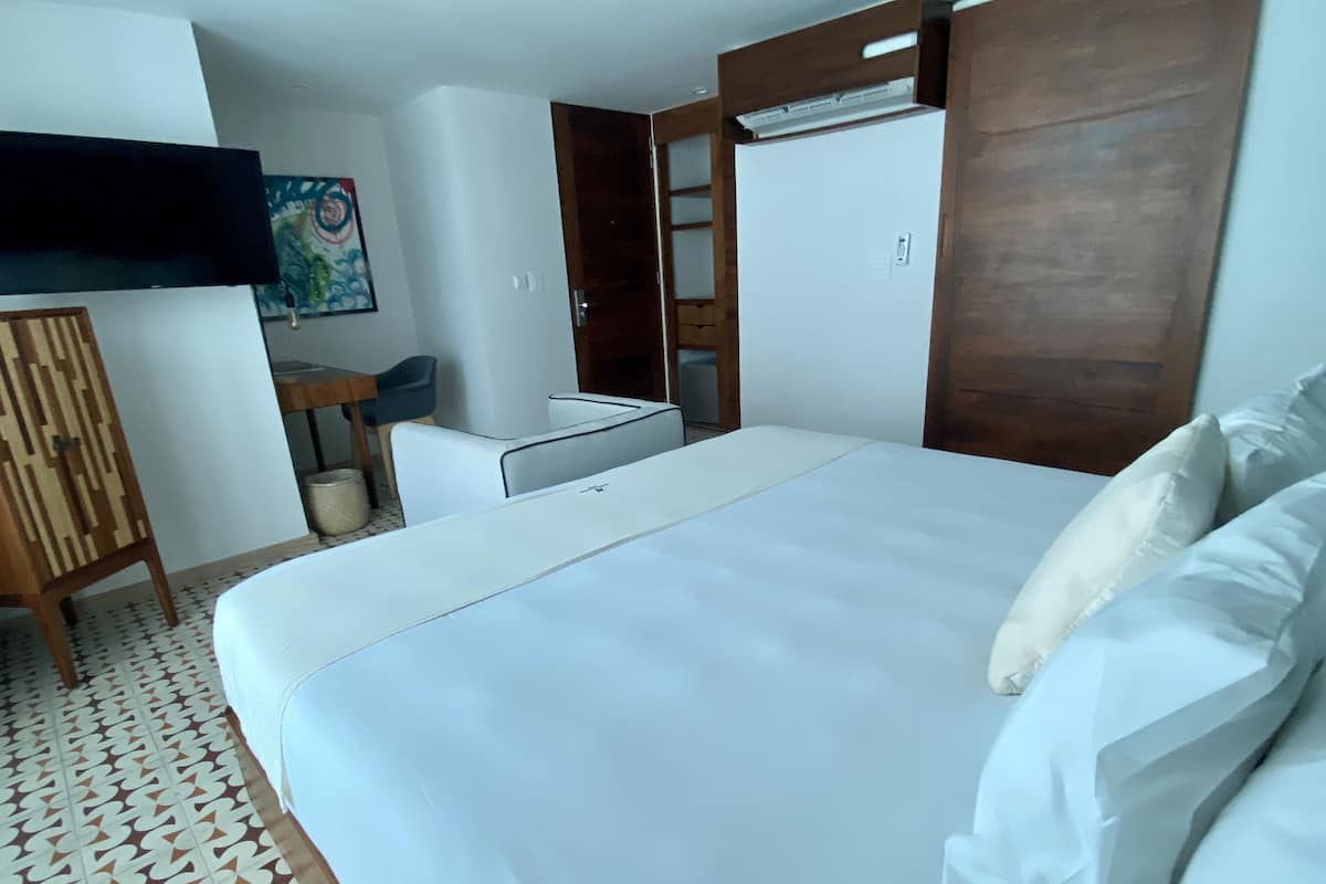 Habitación superior | Ropa de cama de alta calidad, edredones de plumas, caja fuerte