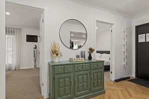 4 chambres, bureau, fer et planche à repasser, lit parapluie