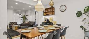 Large luxurious home - 5min to Airport, 16min to City