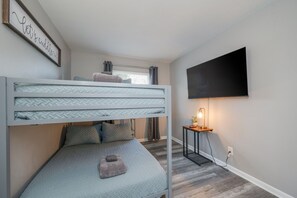 3 عدّة غرف نوم ومكواة/لوح كي وواي فاي مجانًا وملاءات أسرّة