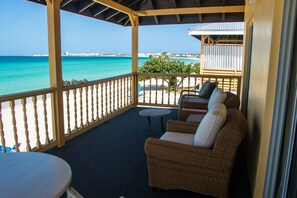 Deluxe Suite | Hypo-allergenic bedding, in-room safe, individually decorated - Rendezvous Bay Hotel (Rendezvous Bay)