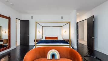 4 slaapkamers, een bureau, een strijkplank/strijkijzer, reisbedje