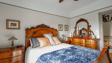 Standard Room, 1 Queen Bed