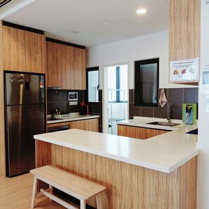 雪櫃、微波爐、爐具、電熱水壺