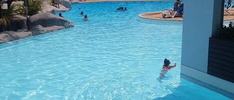 Una piscina al aire libre