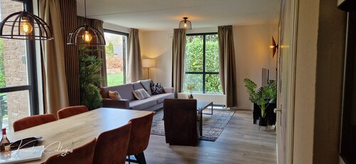 Child-friendly 6-pers house on a holiday park with indoor swimming pool and lake