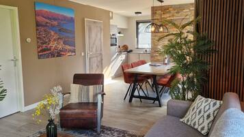 Télévision, table de tennis de table, livres