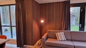 Fernseher, Tischtennisplatte, Bücher