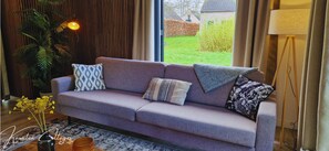 Fernseher, Tischtennisplatte, Bücher