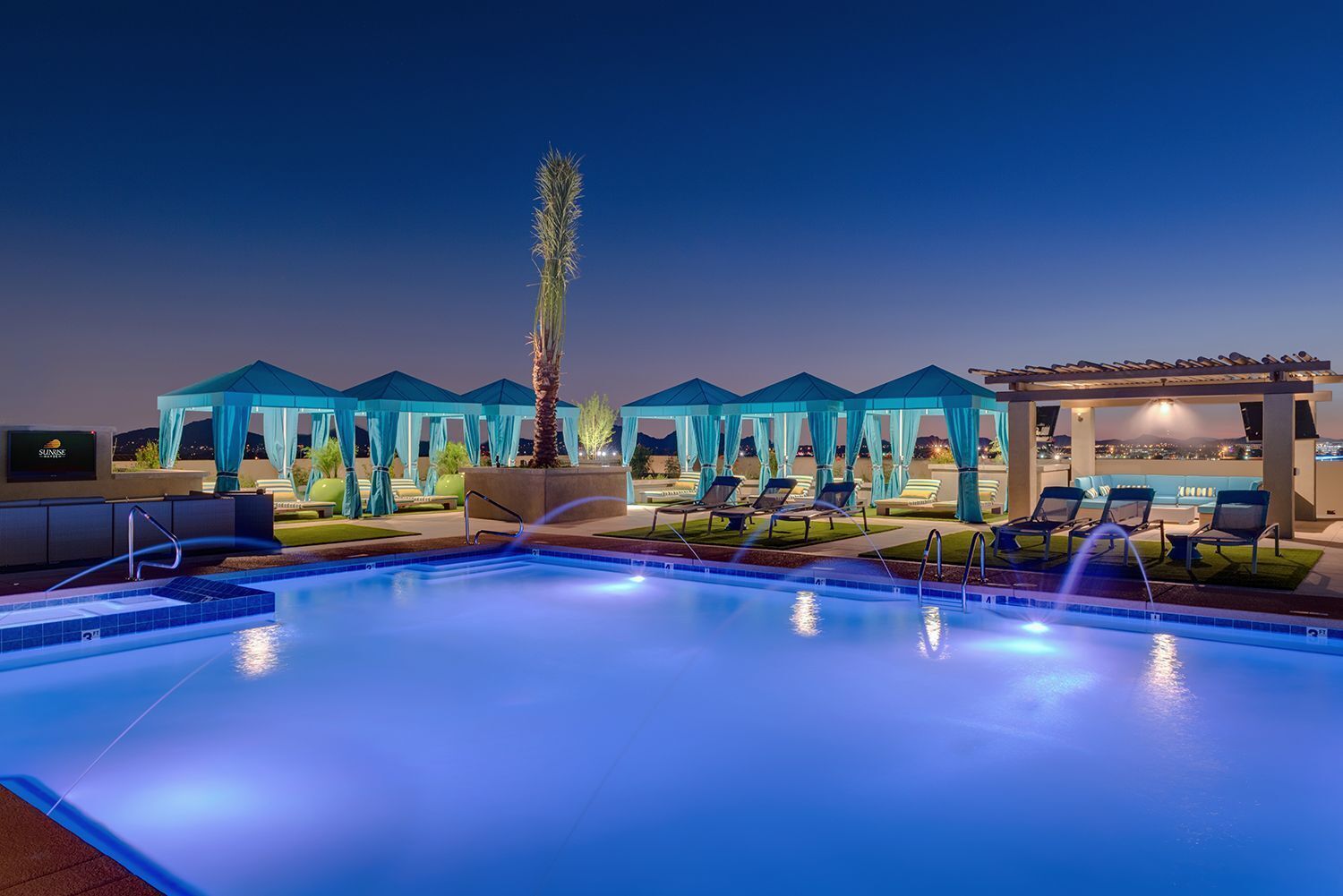 ⚡Rooftop Pool with Amazing Views - King Beds + Parking🌟
