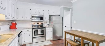 Spacious 4 BR 3 BA Home w/ FREE parking & Wi-fi