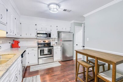 Spacious 4 BR 3 BA Home w/ FREE parking & Wi-fi