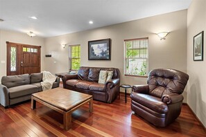 TV connectée, cheminée, livres, espaces bureaux