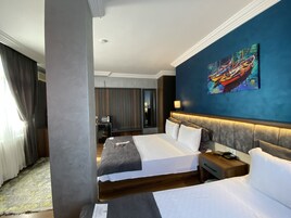 标准三人房 | 熨斗/熨板、免费 WiFi、床单