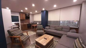 Familie studio suite | Woonruimte | Een 21-inch lcd-televisie met satellietzenders