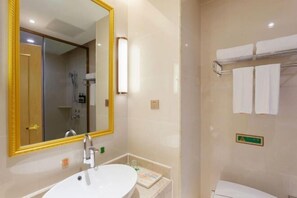A bathroom with a large mirror, a sink, a towel rack, and a toilet. - Vienna Hotel (Ji'an County Yanjingfu) (Ji'an County)