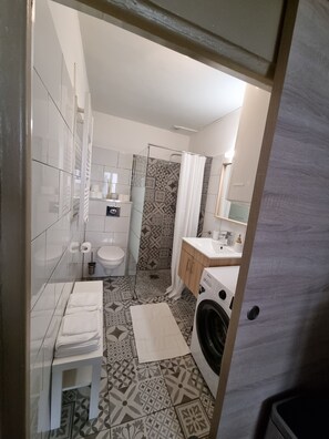 Douche, sèche-cheveux, serviettes fournies, savon