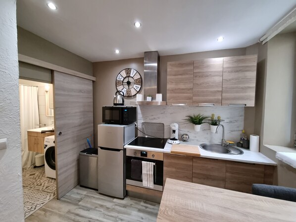Fridge, microwave, oven, stovetop