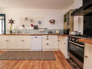 Cottage | Private kitchen | Fridge, dishwasher, electric kettle, toaster - 112 Balmoral Road (Morecambe)