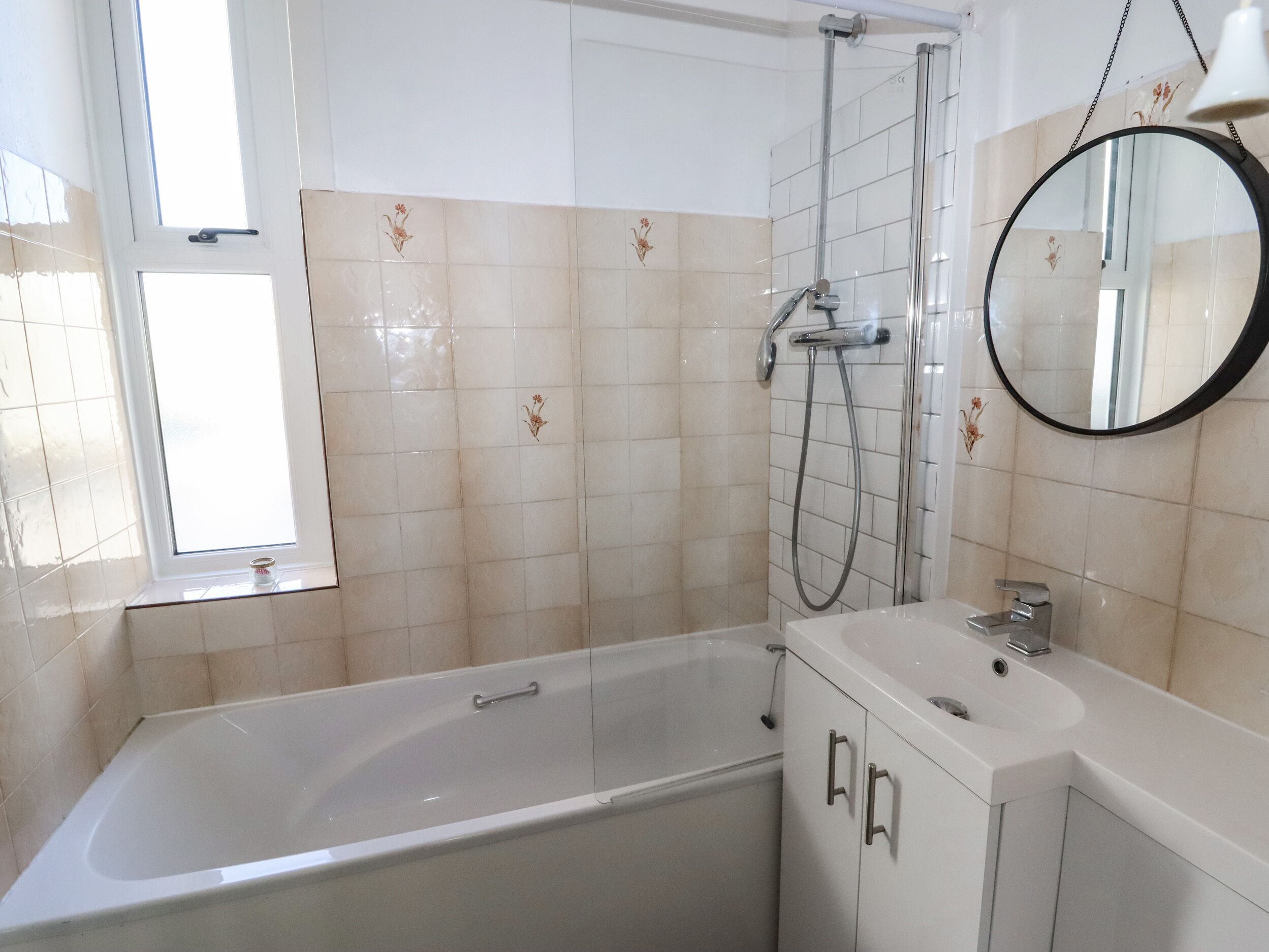 Ein Badezimmer mit Badewanne, Dusche und Waschbecken.