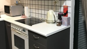 コーヒー / ティーメーカー、冷蔵庫、電子レンジ、オーブン
