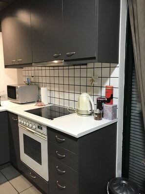 Kühlschrank, Mikrowelle, Ofen, Geschirrspüler