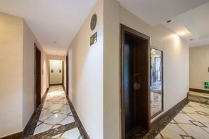 Interior - Lvxingzhe Manbu Theme Hotel (Zhangjiajie)