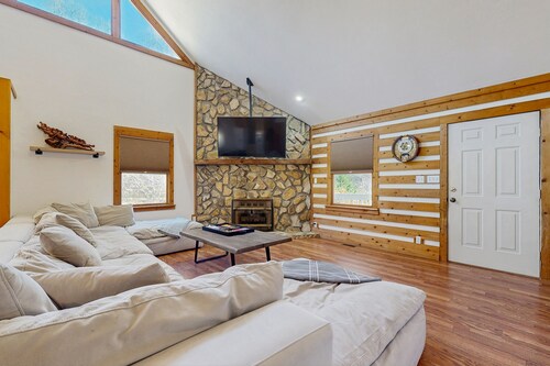 Modern, dog-friendly cabin with amazing porch, fireplace, central AC & W/D