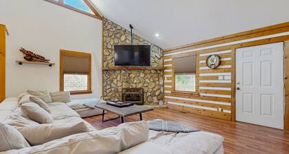 Modern, dog-friendly cabin with amazing porch, fireplace, central AC & W/D