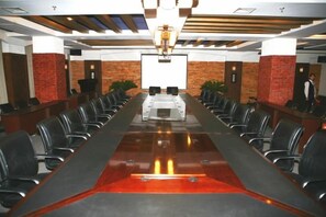 A conference room with a long table, chairs, a podium, and a screen at the front. - Tianhaoyuan Country Club (Beijing)
