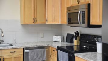 Een koelkast, een microgolfoven, een oven, een kookplaat