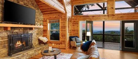 Fernseher, Kamin, Bücher, Stereoanlage