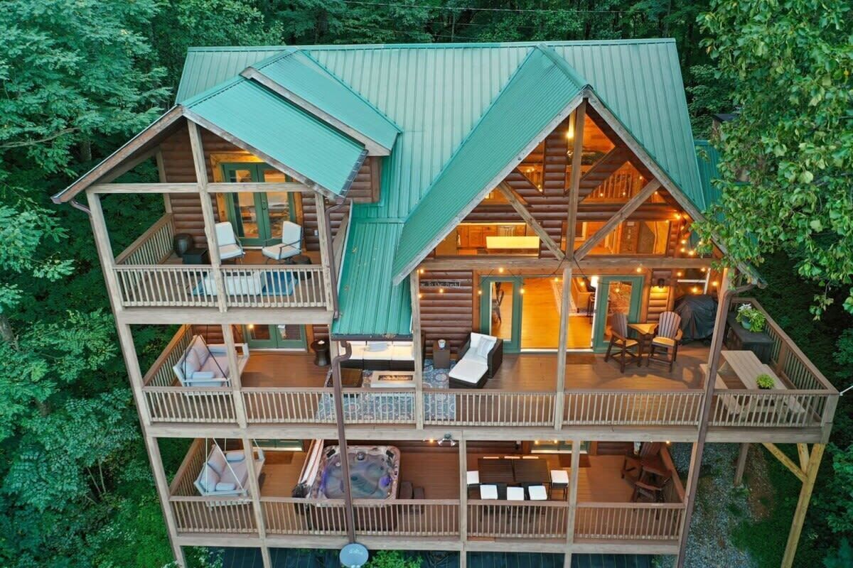 This cabin is pretty in any season!