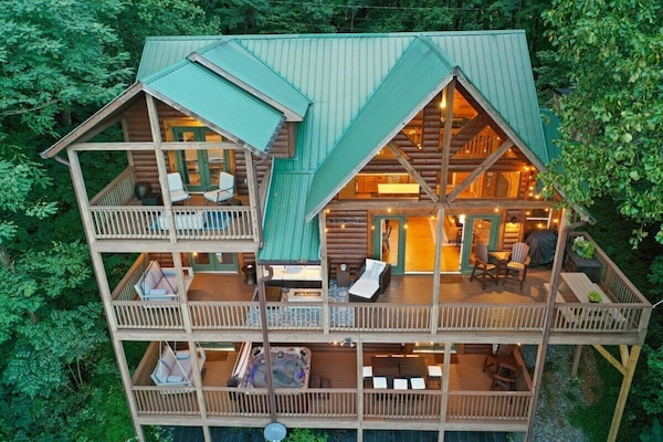This cabin is pretty in any season!