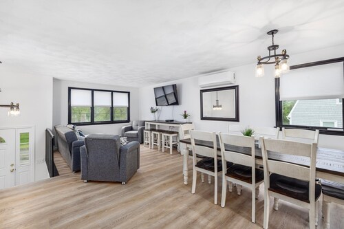 Brand new listing Stunning 7 BDRM home near Bonnet Shores and beaches 