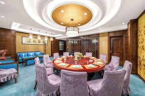 A conference room with a round table, purple chairs, and a blue sofa. - Hanwu International Hotel (Wuwei Pedestrian Street Branch) (Wuwei)